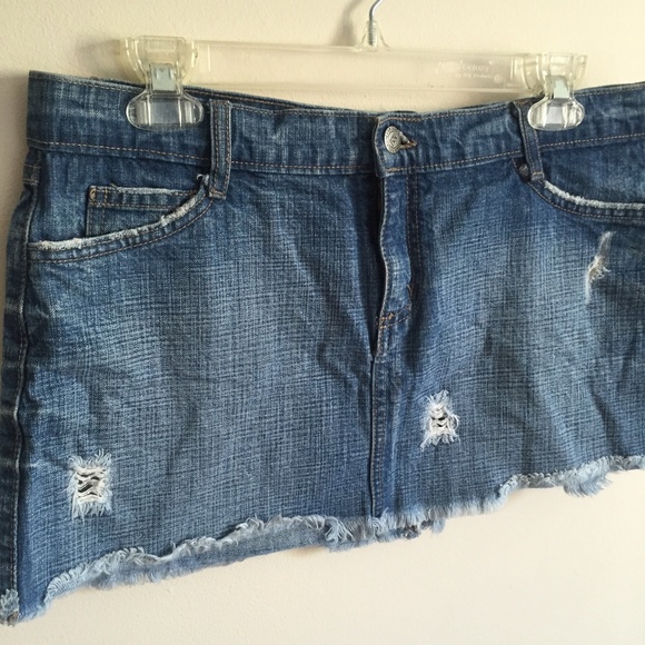 FOREVER 21 Vintage Y2K Low Waisted Distressed Denim Jean Raw Hem Mini Skirt - Picture 2 of 5
